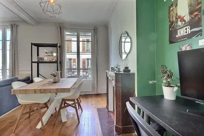 Obývací pokoj; dřevěná podlaha, přirozené světlo, moderní styl