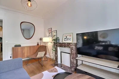 Obývací pokoj; krb, přirozené světlo, moderní styl