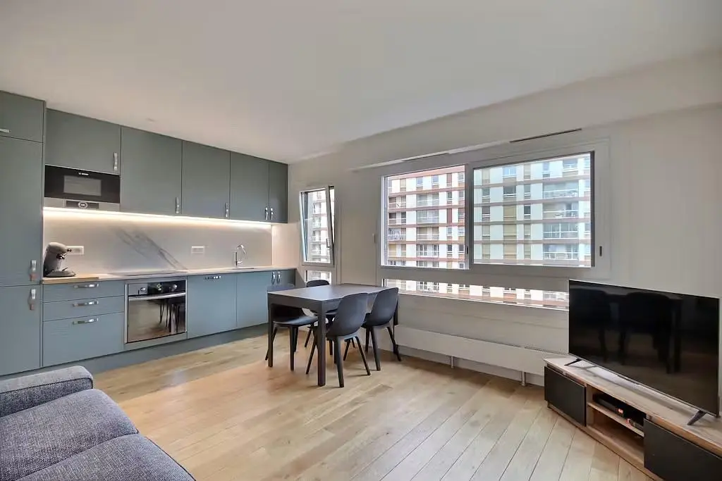 Salon; électroménager, parquet, lumière naturelle, style moderne