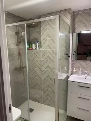Banyo; fayans zemin, tadilatlı, doğal ışık