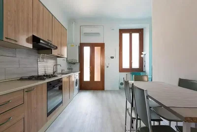 Cucina; elettrodomestici, pavimento in legno, luce naturale