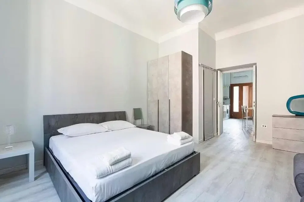 Camera da letto; pavimento in legno, luce naturale