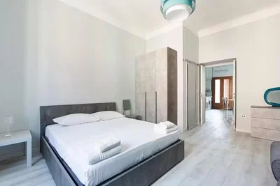 Camera da letto; pavimento in legno, luce naturale