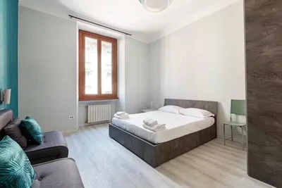 Camera da letto; luce naturale, pavimento in legno, stile moderno