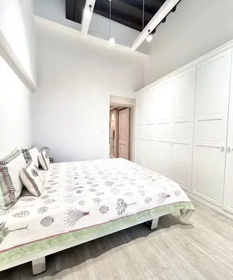 Camera da letto; luce naturale, travi in legno