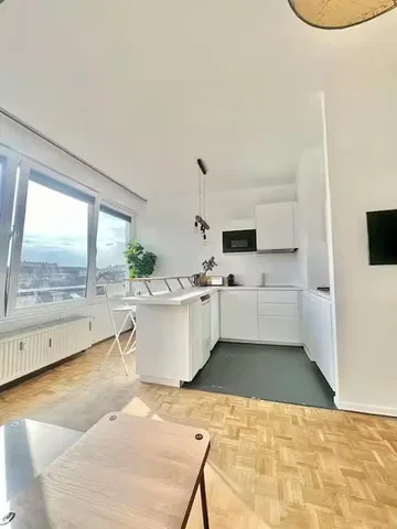 Кухиња; поглед, кухињски апарати, природно светло, дрвени под
