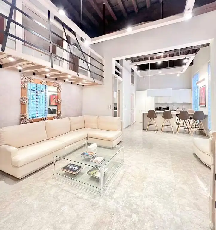 Soggiorno; soffitti alti, luce naturale, stile moderno