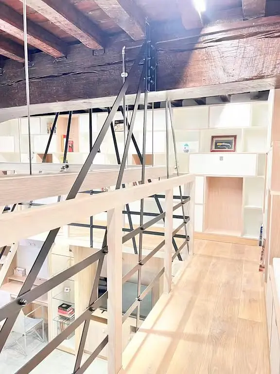 Altro; travi in legno, pavimento in legno, luce naturale