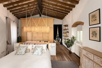 Yatak odası; ahşap kirişler, ahşap zemin, doğal ışık, rustik stil