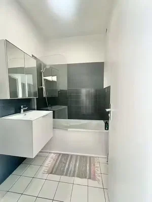 Badezimmer; fliesenboden, tageslicht