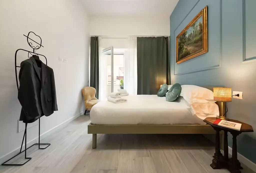 Camera da letto; pavimento in legno, luce naturale