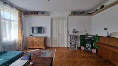 Дневна соба; дрвени под, природно светло