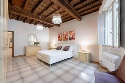 Quarto; chão de azulejo, vigas de madeira, luz natural