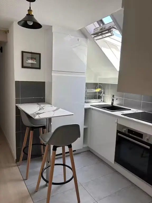 Cucina; elettrodomestici, pavimento in piastrelle, luce naturale