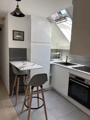 Cucina; elettrodomestici, pavimento in piastrelle, luce naturale