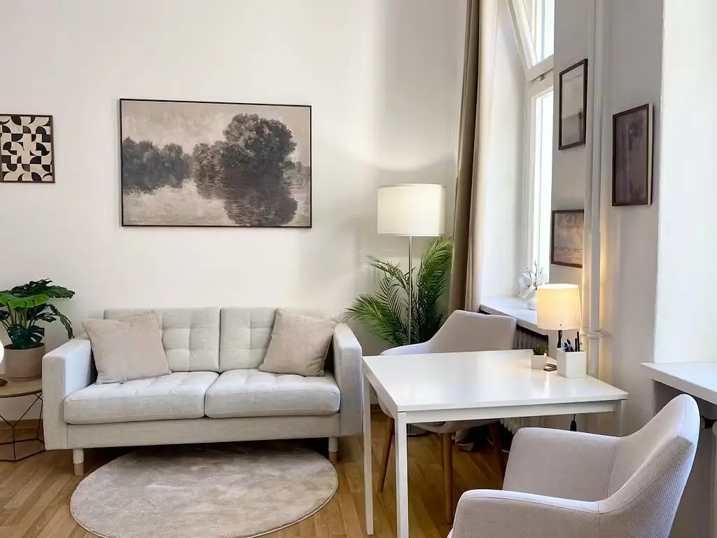 Sala de estar; chão de madeira, luz natural, estilo moderno