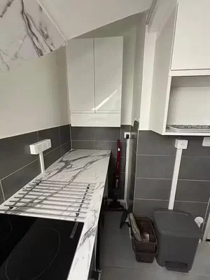 Cucina; elettrodomestici, pavimento in piastrelle, ristrutturato