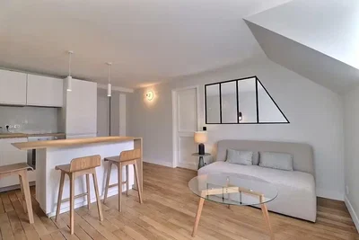 Soggiorno; pavimento in legno, luce naturale, stile moderno, elettrodomestici
