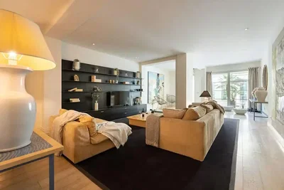 Sala de estar; luz natural, estilo moderno, chão de madeira