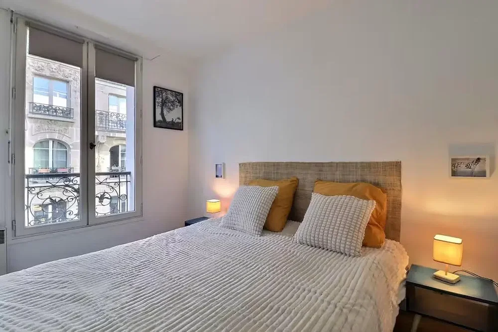 Yatak odası; doğal ışık, modern stil