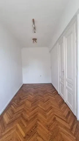 Спаваћа соба; дрвени под, природно светло