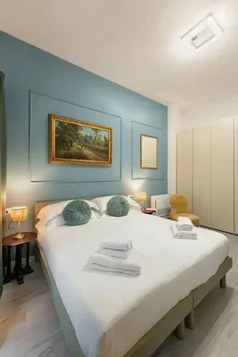 Camera da letto; pavimento in legno, luce naturale
