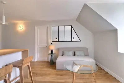 Soggiorno; pavimento in legno, luce naturale, stile moderno