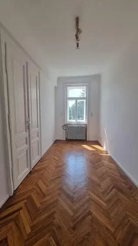 Спаваћа соба; дрвени под, природно светло