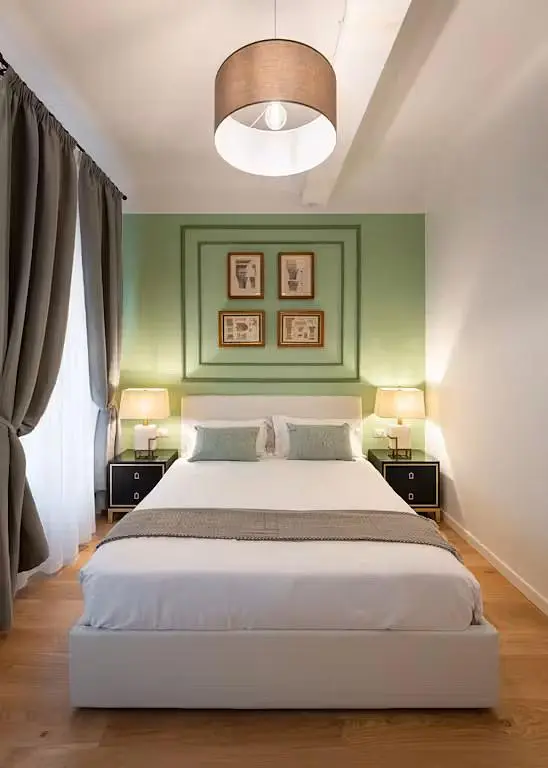Camera da letto; pavimento in legno, luce naturale