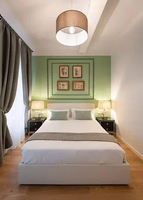 Camera da letto; pavimento in legno, luce naturale