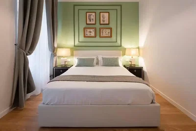 Camera da letto; pavimento in legno, luce naturale, stile moderno