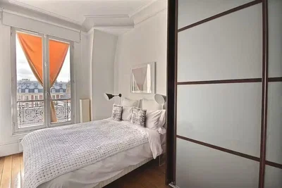 Camera da letto; vista, luce naturale, stile moderno, pavimento in legno