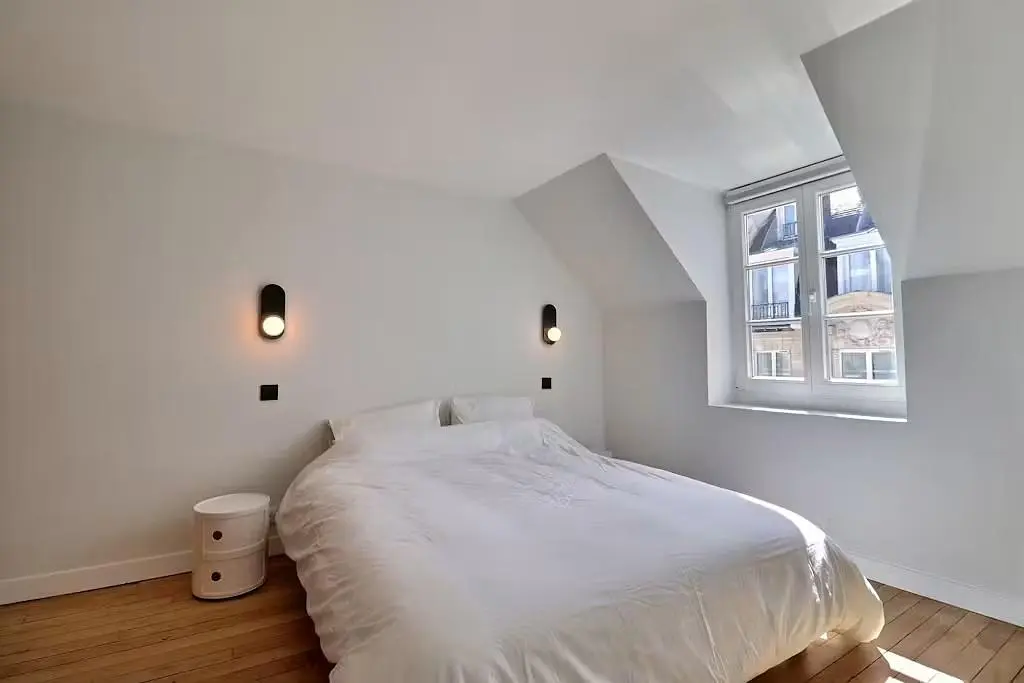 Camera da letto; pavimento in legno, luce naturale