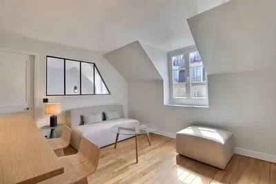 Soggiorno; pavimento in legno, luce naturale