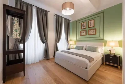 Camera da letto; pavimento in legno, luce naturale, stile moderno