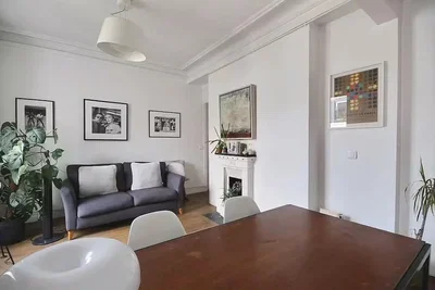 Soggiorno; luce naturale, stile moderno, pavimento in legno, camino