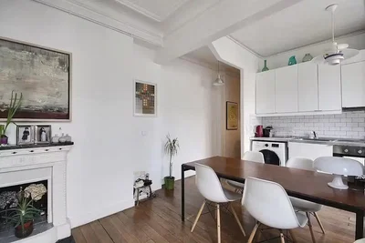 Soggiorno; luce naturale, camino, pavimento in legno, stile moderno