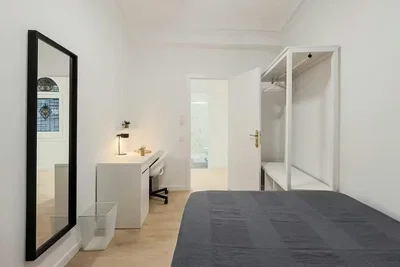 Yatak odası; ahşap zemin, doğal ışık, modern stil