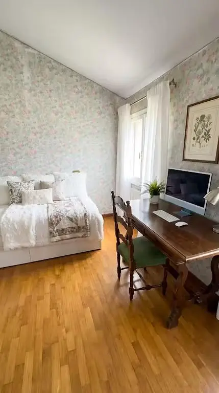 Schlafzimmer; holzboden, tageslicht