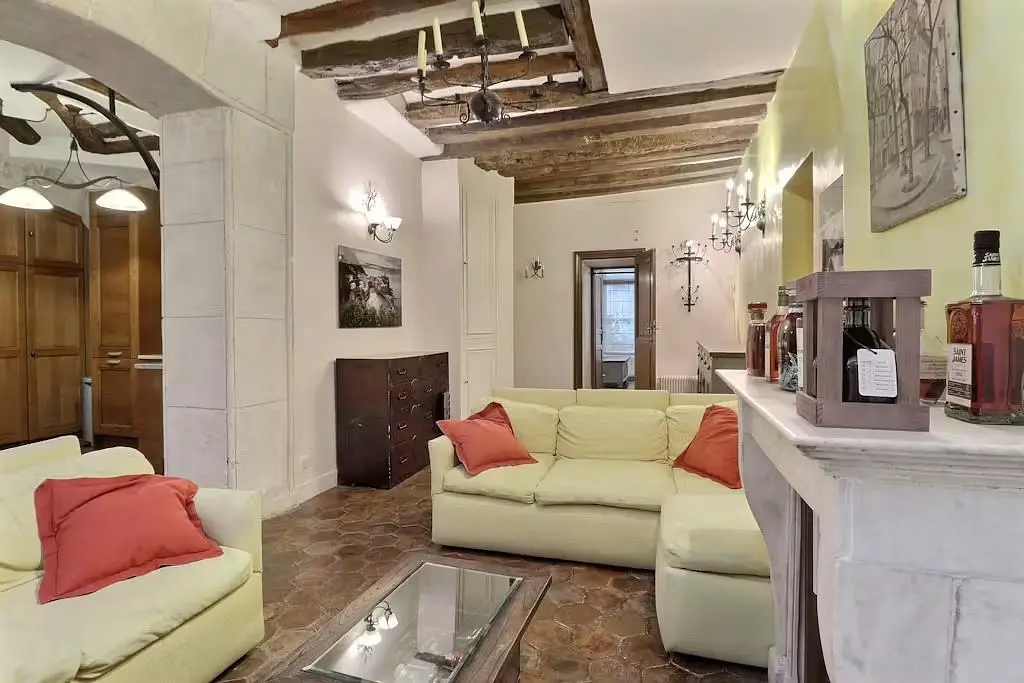 Oturma odası; ahşap kirişler, rustik stil, doğal ışık