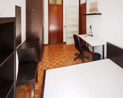 Quarto; chão de madeira, luz natural