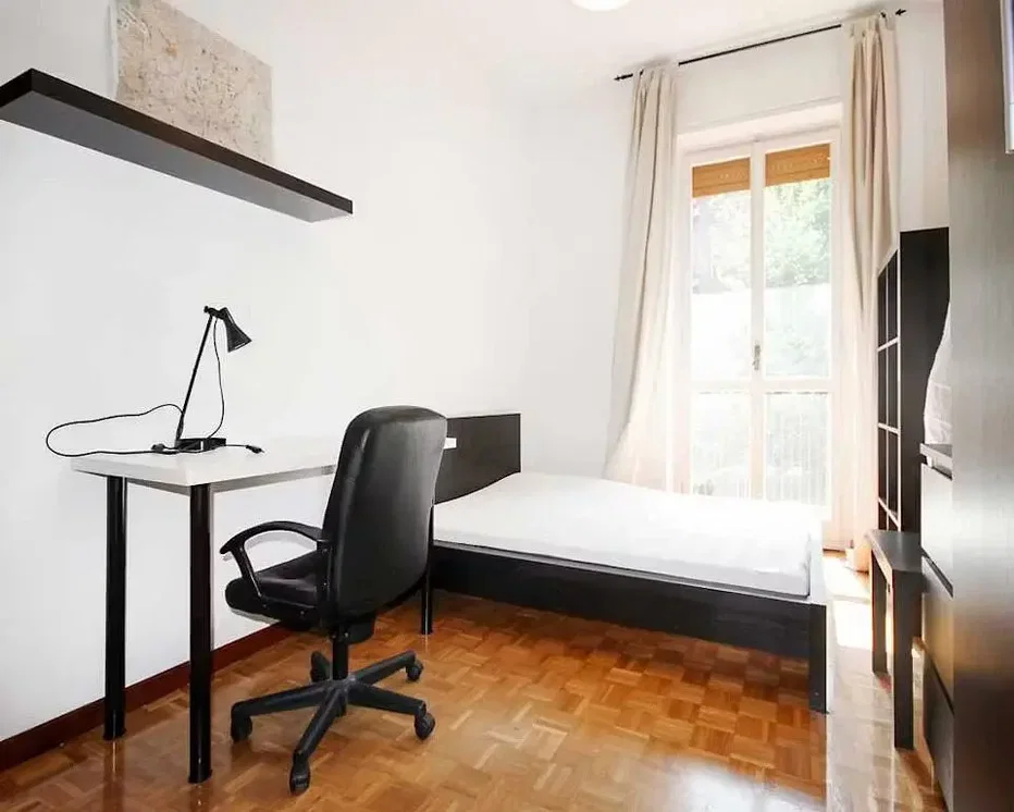 Quarto; chão de madeira, luz natural
