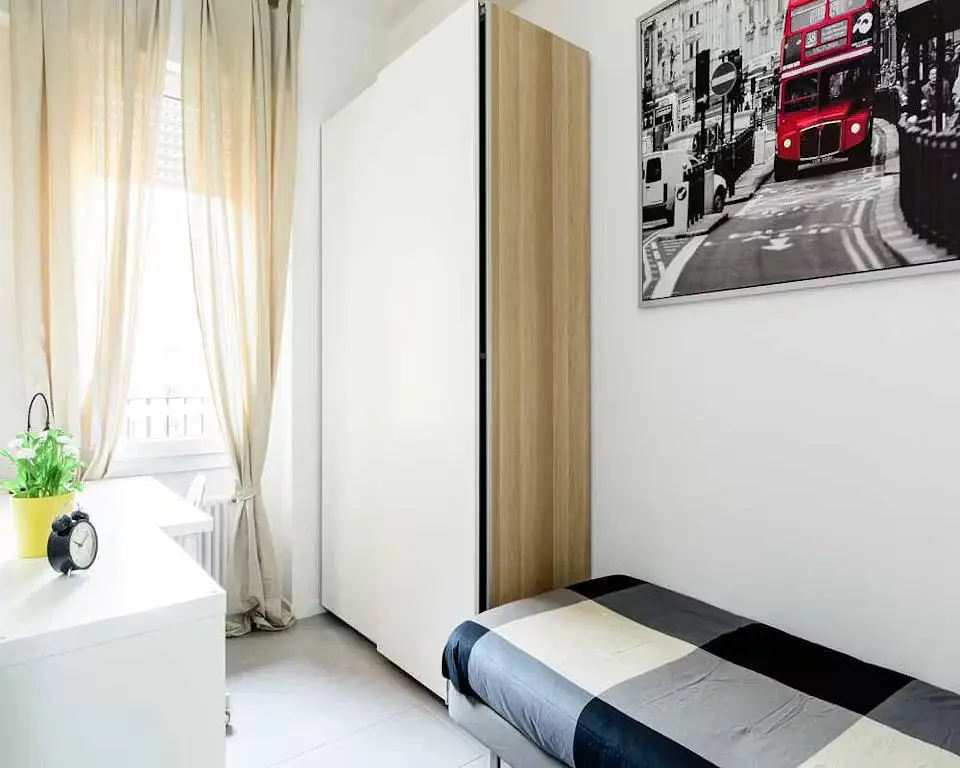 Slaapkamer; natuurlijk licht, tegelvloer