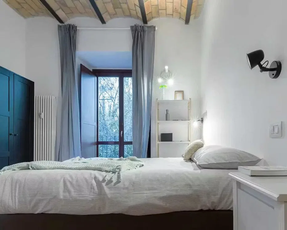Schlafzimmer; tageslicht, holzbalken