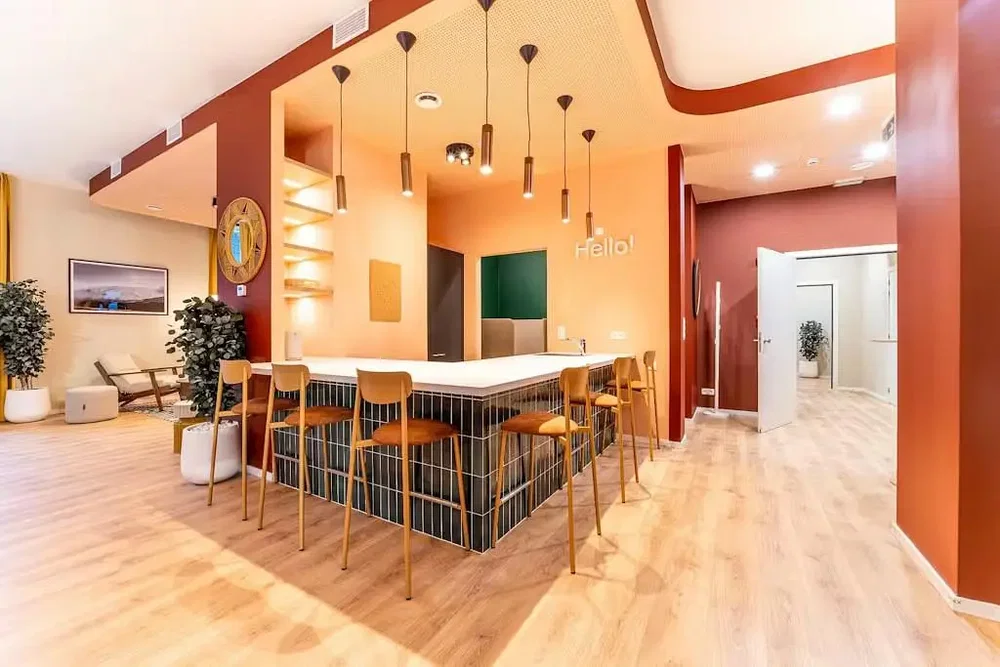 Cucina; pavimento in legno, luce naturale, stile moderno