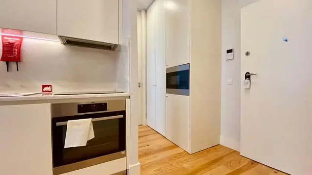 Kuchyňa; kuchynské spotrebiče, drevená podlaha, po rekonštrukcii, prirodzené svetlo