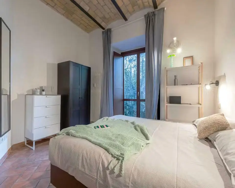 Schlafzimmer; holzbalken, tageslicht