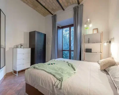 Schlafzimmer; holzbalken, tageslicht