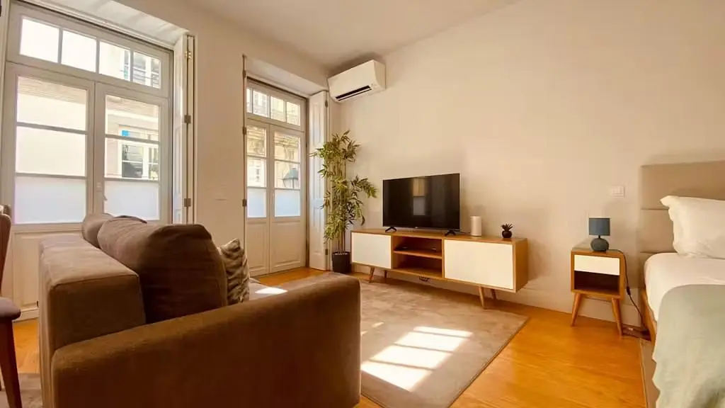 Spavaća soba; prirodno svjetlo, drveni pod, moderni stil