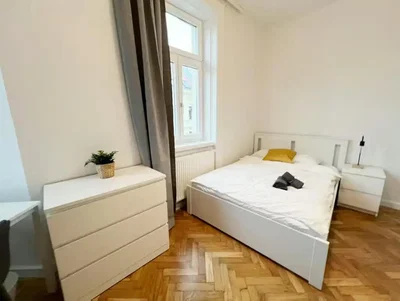 Slaapkamer; houten vloer, natuurlijk licht